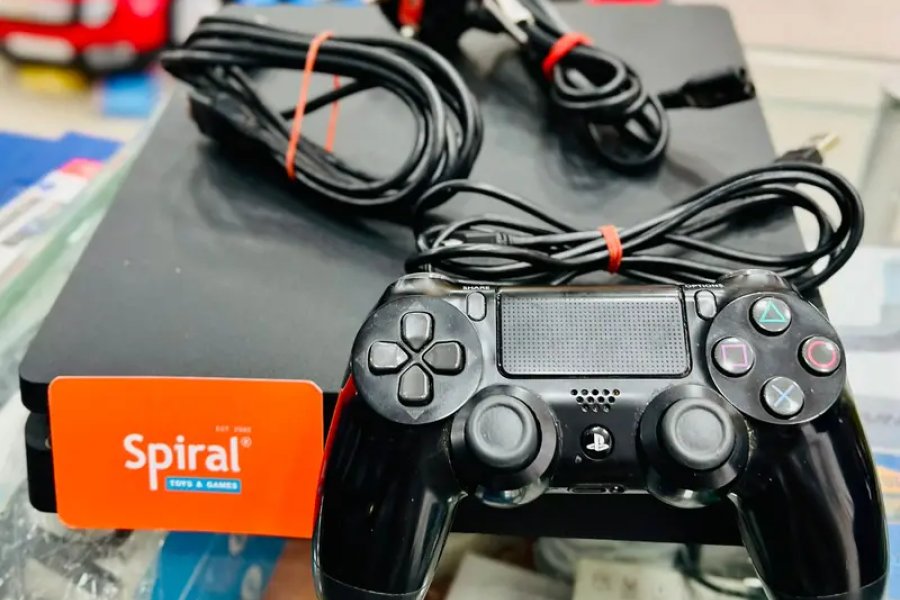 Playstation 4 / 1TB / Slim