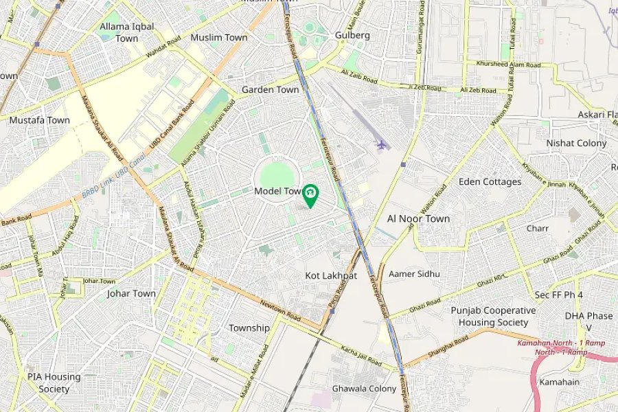 ماڈل ٹاؤن کے عصری محلے میں 50 مرلہ مکان دستیاب ہے۔