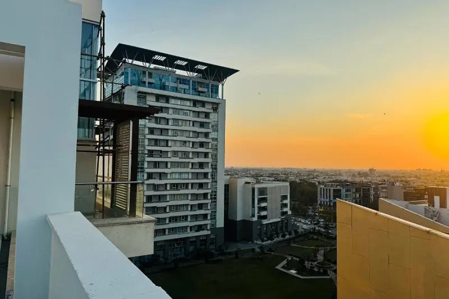 پینٹا اسکوائر ڈی ایچ اے فیز 5 میں 3 کمروں کا سب سے لگژری گارڈن ویو اپارٹمنٹ برائے فروخت