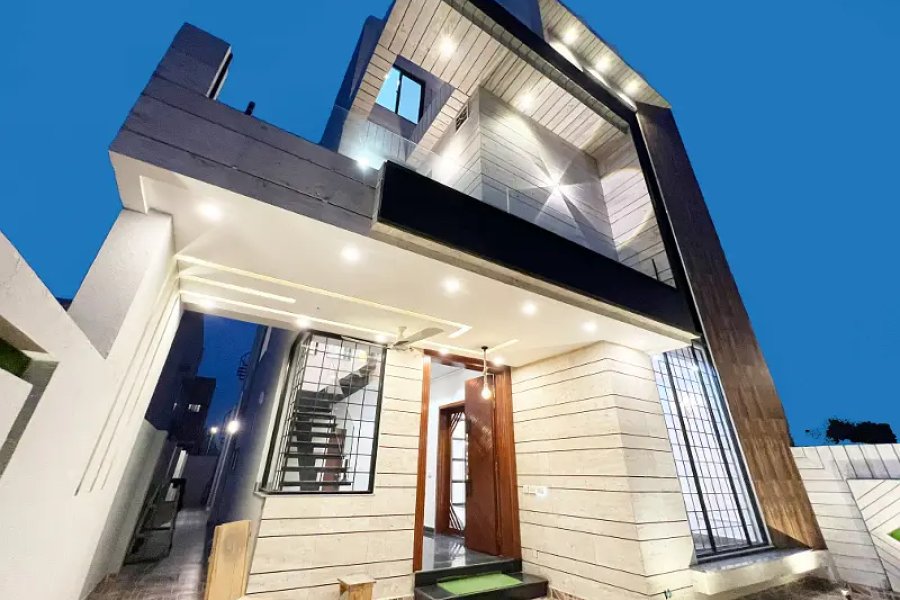 10 مرلہ لگژری ہاؤس نزد پارک، رنگ روڈ