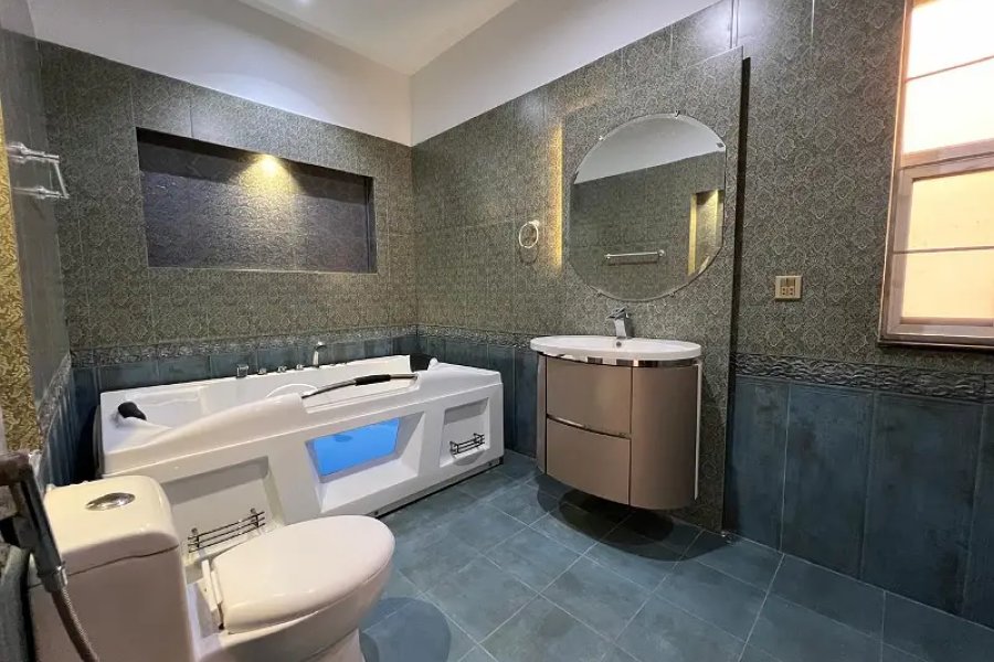 لیک سٹی سیکٹر M-1 میں 14 مرلہ مکان برائے فروخت