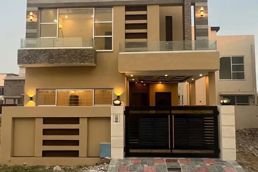 بلاک ڈی ڈی ایچ اے 9 ٹاؤن لاہور میں 4 کمروں کا 8 مرلہ مکان 20 لاکھ میں برائے فروخت۔