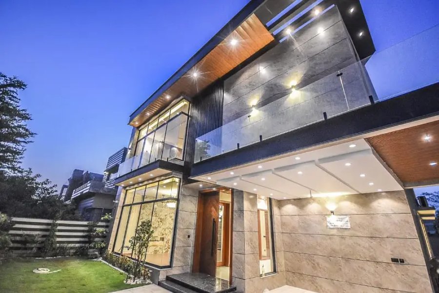 ڈی ایچ اے فیز 6 ایف بلاک میں 1 کنال پرتعیش برانڈ نیا بنگلہ برائے فروخت