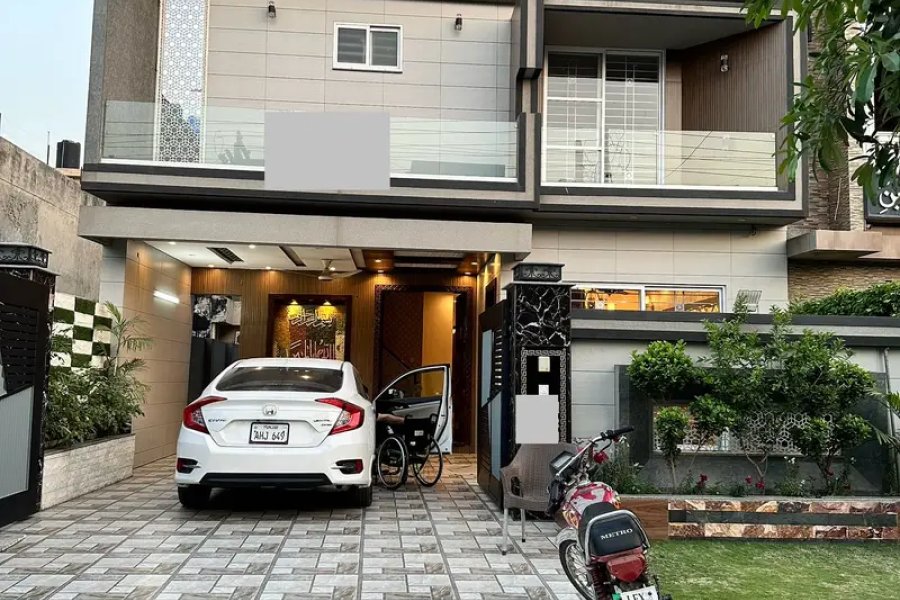 جوہر ٹاؤن 12 مارلی ماڈرن 65 فٹ روڈ پر کینال روڈ کے قریب گرم مقام پر بالکل نیا مکان برائے فروخت۔