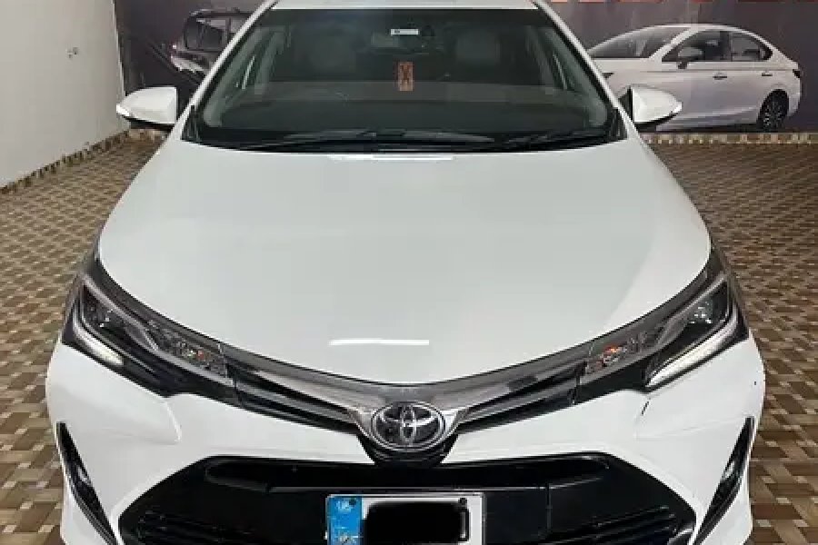 Toyota Altis Grande 2022 (سیاہ انٹیریئر)