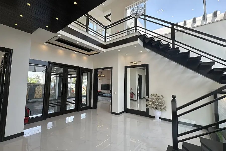 ڈی ایچ اے فیز 5 میں ہاٹ لوکیشن فیسنگ پارک 1 کنال کا جدید ڈیزائن ہاؤس برائے فروخت