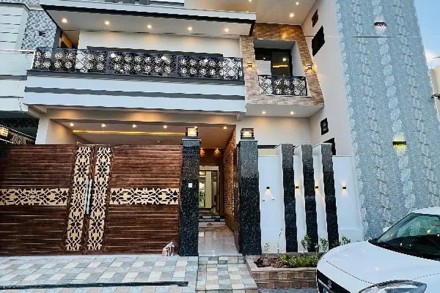 ورسک روڈ کے مثالی مقام پر کشادہ پرائم لوکیشن ہاؤس فروخت کے لیے دستیاب ہے۔