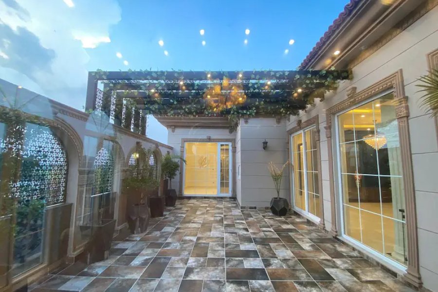 ڈی ایچ اے فیز 6 (بہت گرم مقام) میں 1 کنال اضافی اراضی والا کارنر ہاؤس برائے فروخت۔