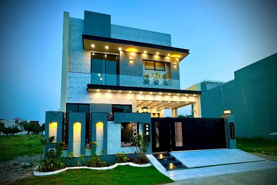 Near To Park 01 Kanal Well Maintained Used House Is Available For Sale In DHA Phase-5 Lahore