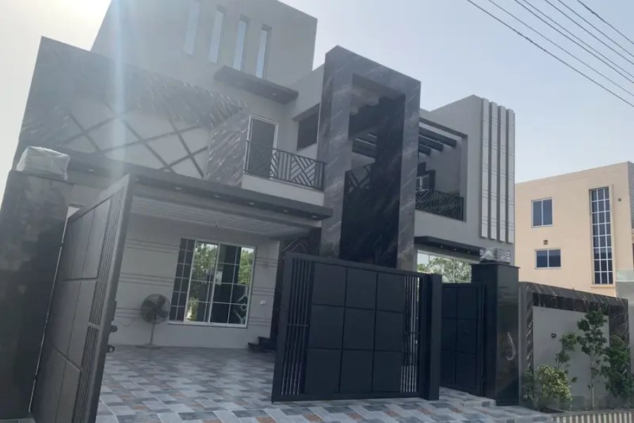 نیسپاک ہاؤسنگ سوسائٹی فیز 3 میں مین بولیورڈ پر 1 کنال آرکیٹیکچر کا بہترین گھر فروخت کے لیے تیار ہے