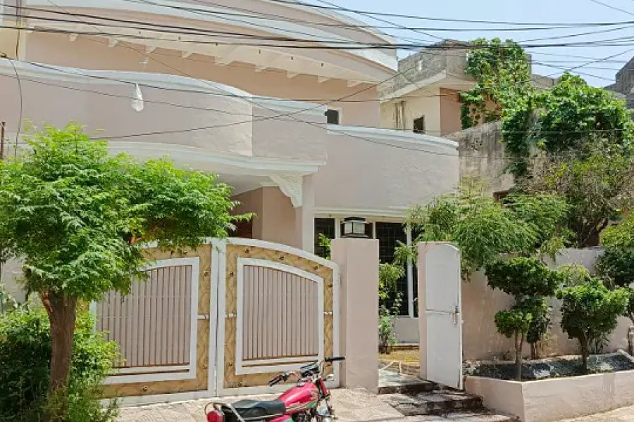 10 مرلہ لگژری لان ڈبل سٹوری پرائم لوکیشن سیکیورٹی سسٹم ہاؤس