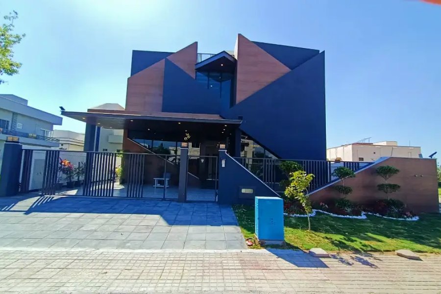 ڈی ایچ اے فیز 2 رہائشی سیکٹر ایچ میں 1 کنال مکمل طور پر فرنشڈ مکان برائے فروخت