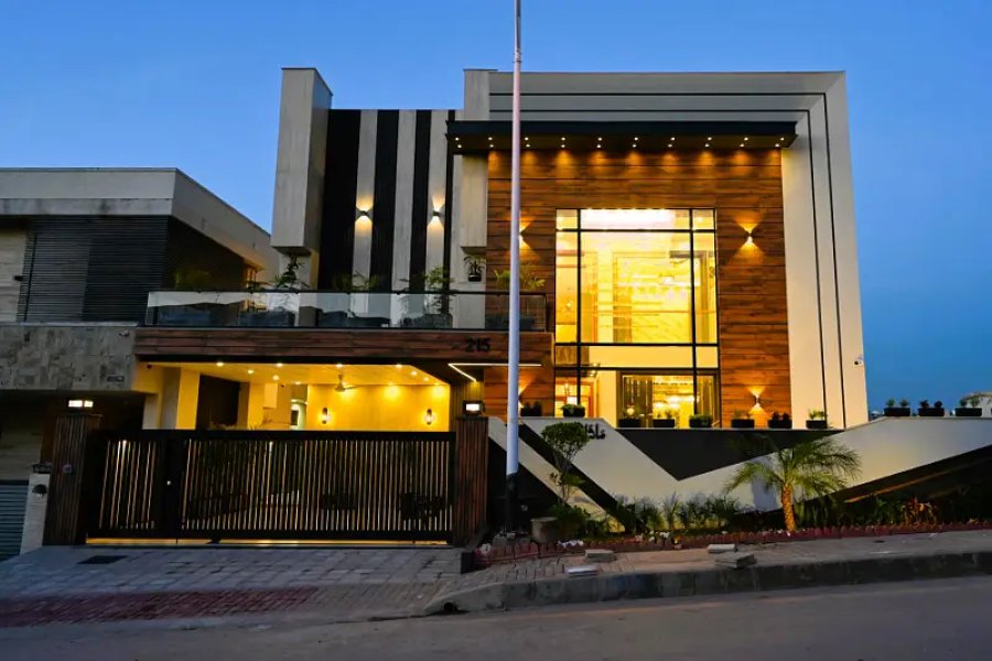 بحریہ ٹاؤن میں 1 کنال ڈیزائنر مکان برائے فروخت