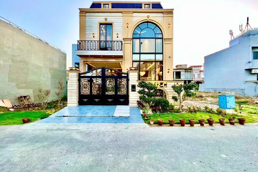 پارک کے قریب 120 فٹ روڈ کا سیمی فرنشڈ 5 مرلہ لگژری مکان برائے فروخت۔