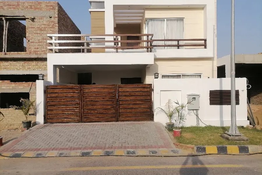 ڈی ایچ اے ڈیفنس - ولا کمیونٹی میں 9 مرلہ مکان دستیاب ہے۔