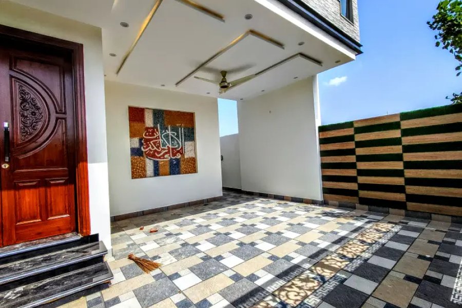 رائل آرچرڈ ملتان میں 10 مرلہ ڈیزائنر ہاؤس پارک برائے فروخت