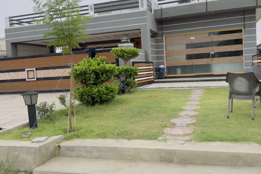 G-16/4 میں کشمیر ہائی وے مین سرویس روڈ میں بالکل نیا مکان برائے فروخت