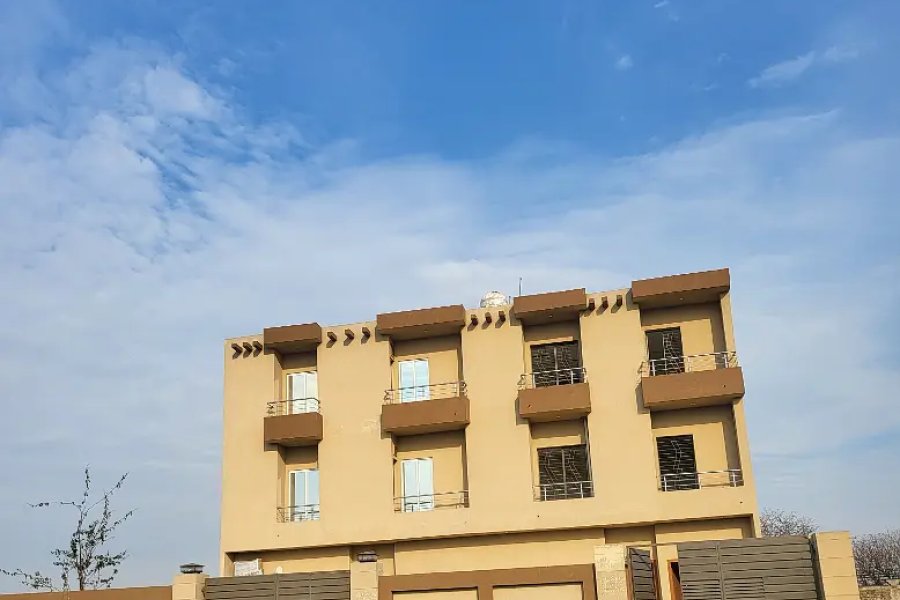 10 مرلہ ٹرپل اسٹوری ولا نزد سیور فوڈ ریسٹورنٹ