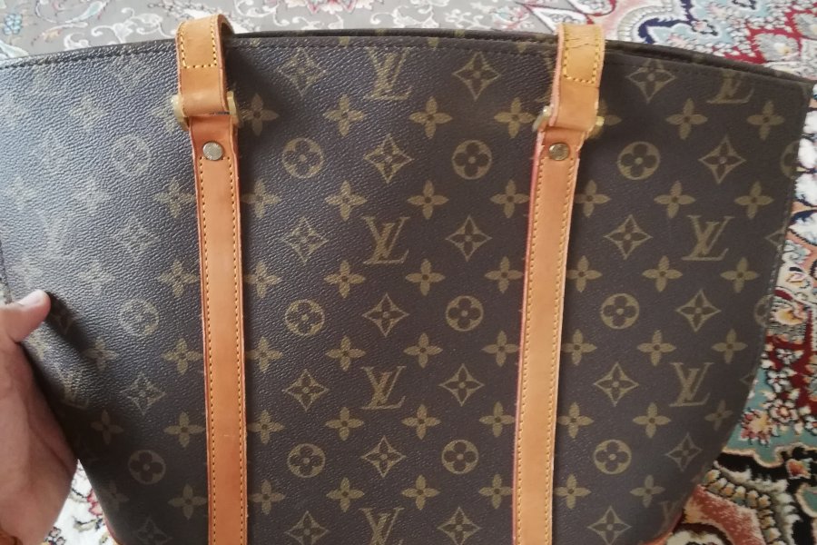 hand bag/Louis Vuitton/original bag/ Classic Style / Lightly Used