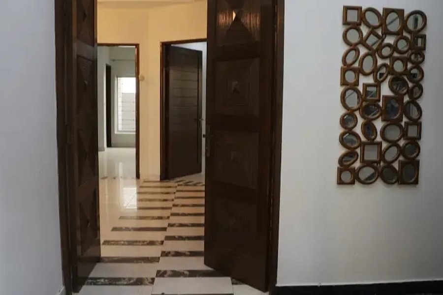 8 Marla House Available in Umar Block Bahria Town Lahore