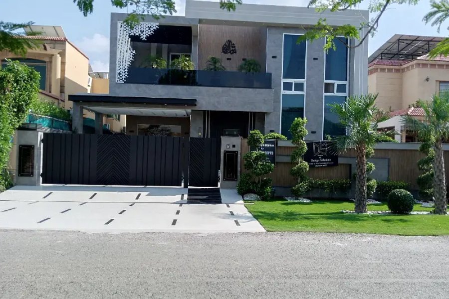 1 کنال بالکل نیا مکان مکمل تہہ خانہ مکمل طور پر فرنشڈ ٹاپ کلاس لوکاٹی۔