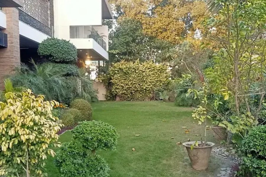 1 KANAL SLIGHTLY USED BUNGALOW FACING PARK NEAR MOSQUE PHASE 5 TOP LOC