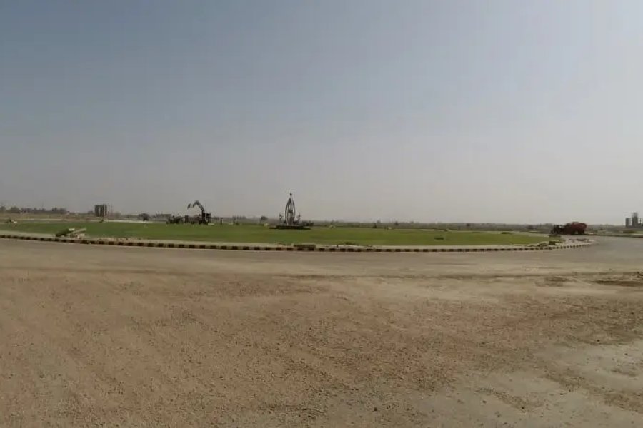 کمرشل براڈوے بلاک اے میں مرکزی طور پر واقع کمرشل پلاٹ اے وی ہے۔