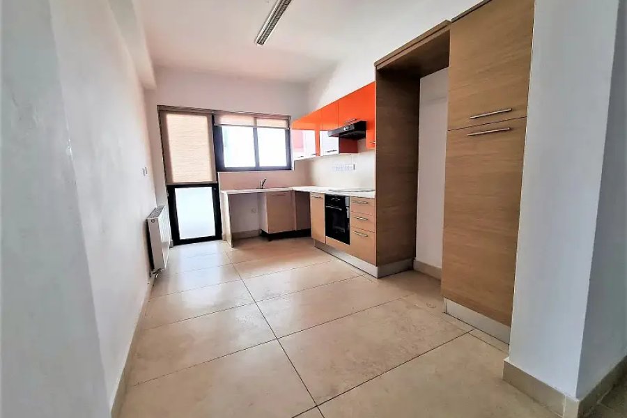 گلبرگ گرینز میں کرایہ کے لیے 02 بیڈ کا غیر فرنشڈ اپارٹمنٹ دستیاب ہے