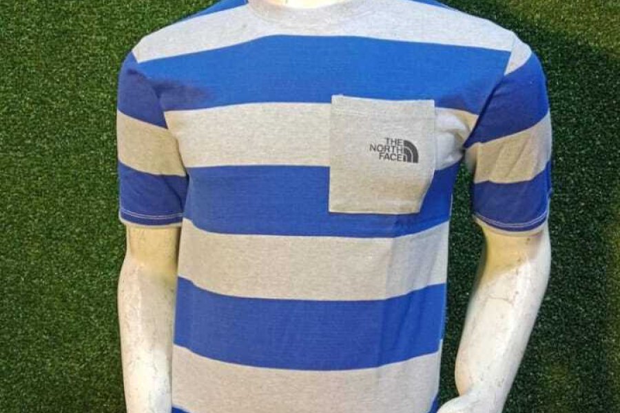 مردوں کی کاٹن پرنٹ شدہ ٹی شرٹ جس میں پٹیاں اور سامنے کی جیب