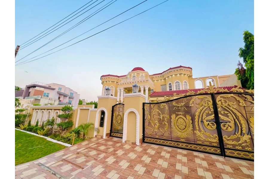 ویلنسیا ٹاؤن لاہور پاکستان میں 2 کنال مکان برائے فروخت