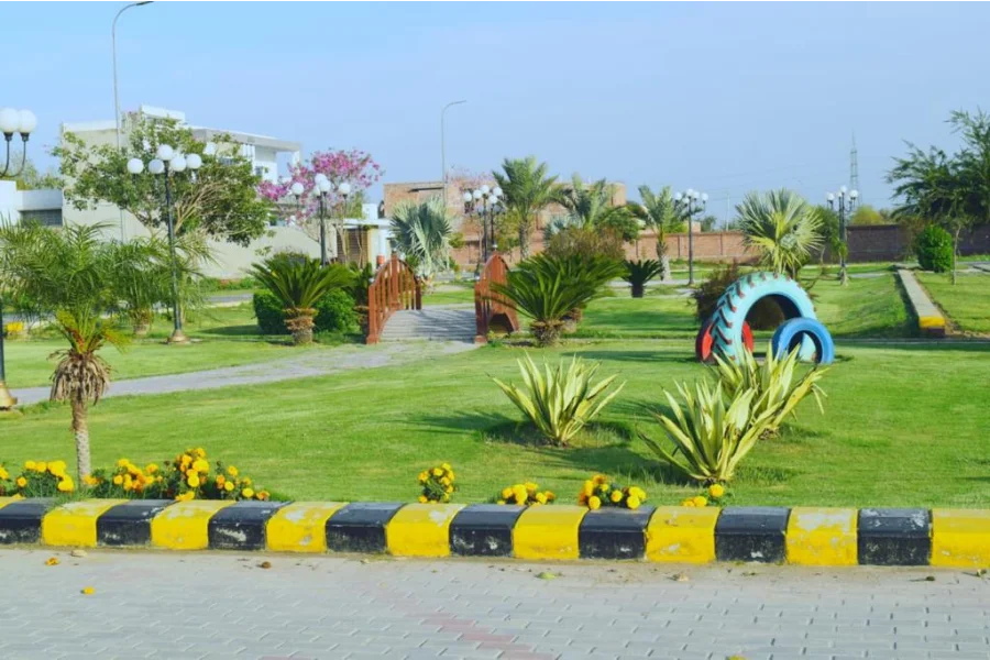 10 مرلہ کارنر پلاٹ برائے فروخت