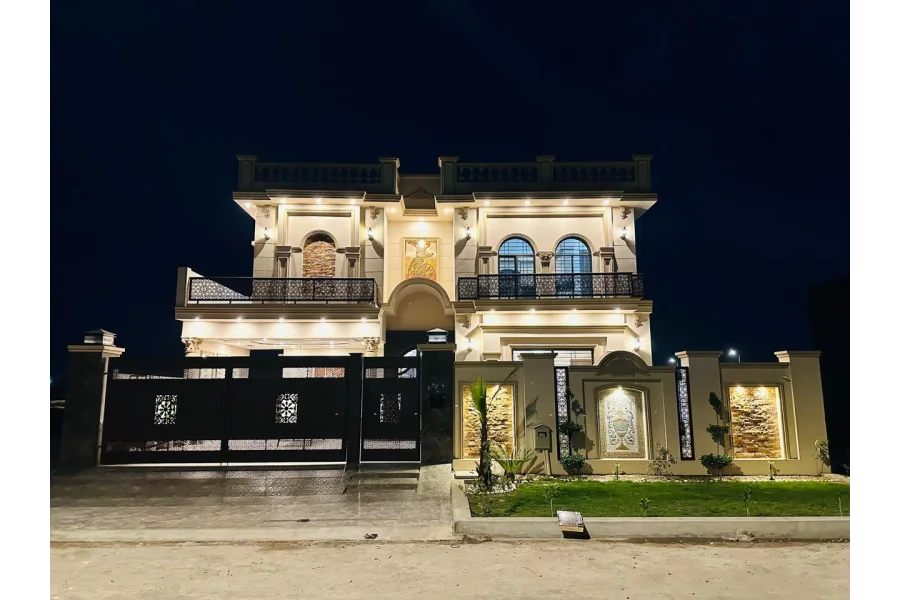 ڈی ایچ اے ملتان میں 1 کنال کا نیا ٹرپل سٹوری مکان برائے فروخت