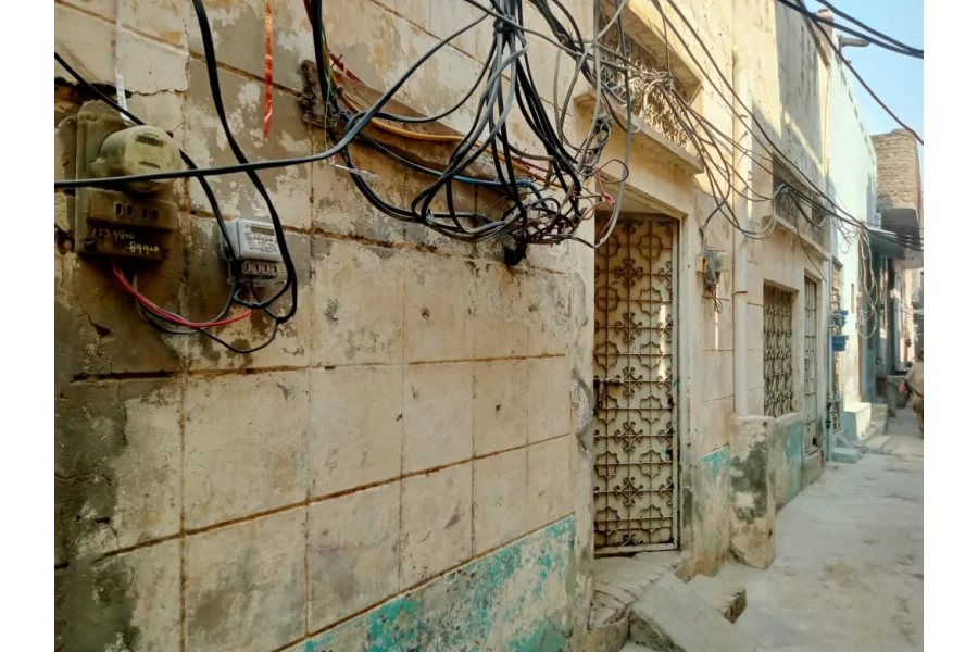 05 Marla old single storey  house for sale