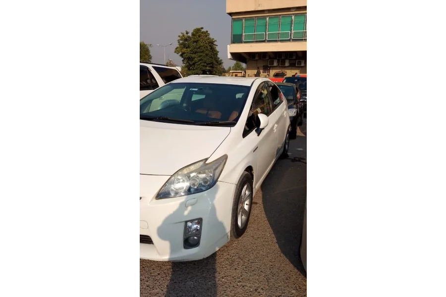 Prius فروخت کے لیے دستیاب ہے۔