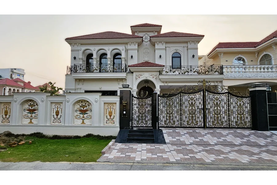 سنٹرل پارک ہاؤسنگ سکول میں 1 کنال پرتعیش ہسپانوی مکان برائے فروخت