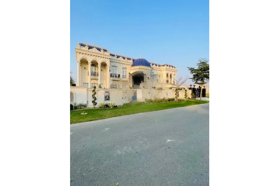 2 کنال فرنشڈ ہسپانوی بنگلہ برائے فروخت