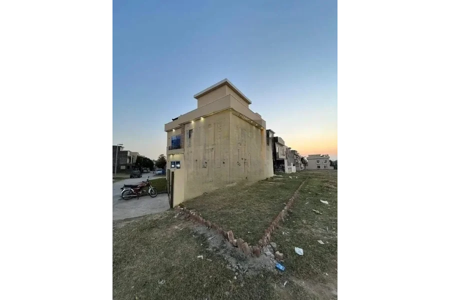 بحریہ ٹاؤن فیز 8، بحریہ ٹاؤن فیز 8، 10 مرلہ ڈیزائنر ہاؤس برائے فروخت