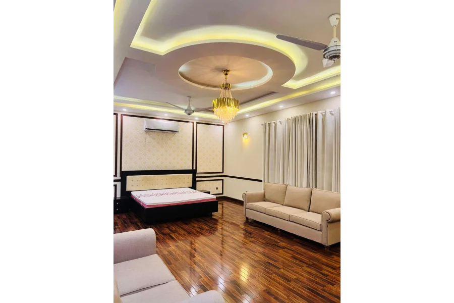 ڈی ایچ اے، کراچی میں 500 گز کا وسیع بنگلہ کرایہ پر دستیاب ہے۔