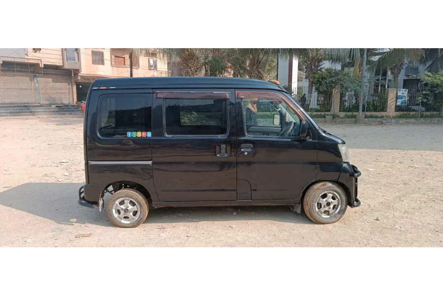 Daishatsu Hijet 2012 پریمیم چمڑے کی نشستوں کے ساتھ۔