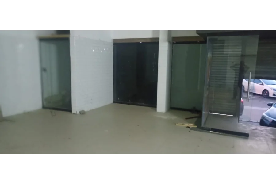 ڈی ایچ اے فیز 4، کراچی میں کمرشل گراؤنڈ اور تہہ خانے کا علاقہ کرایہ پر دستیاب ہے۔