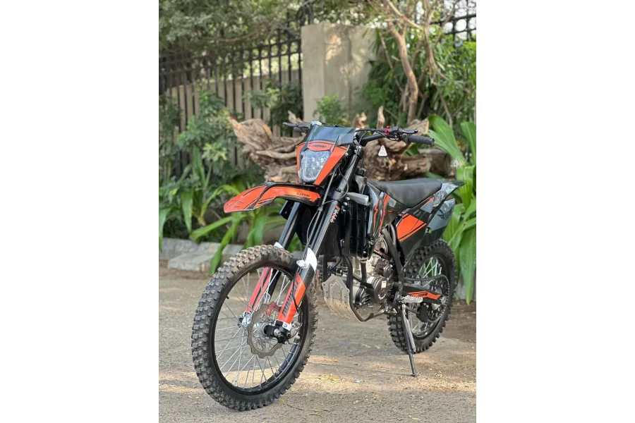 CBS 300 چار والوز والی گندگی والی موٹر سائیکل برائے فروخت