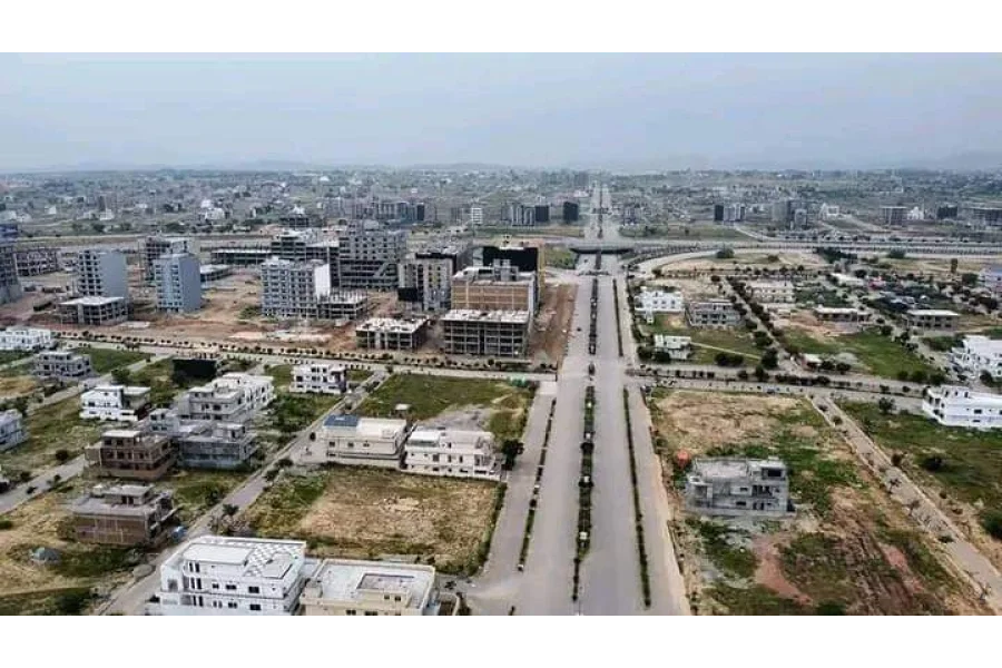 10 مرلہ ڈیولپ پوائزیشن پلاٹ ٹاپسیٹی میں فروخت کے لیے دستیاب ہے