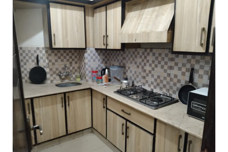 E11/3 مرکز میں 2 بیڈ فل فرنشڈ اپارٹمنٹ کرایہ پر دستیاب ہے۔