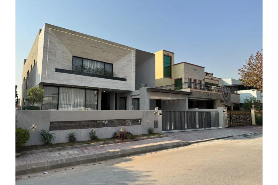 بحریہ ٹاؤن فیز 1 میں بالکل نیا ڈیزائنر مکان برائے فروخت