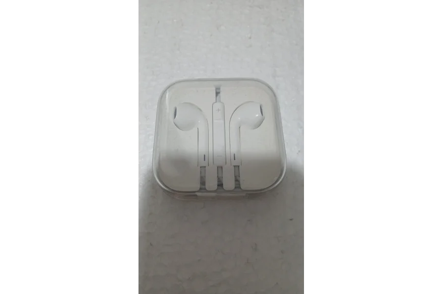 Apple EarPods With Remote And Mic Earphone MD827LL/A (Lot Of 252)