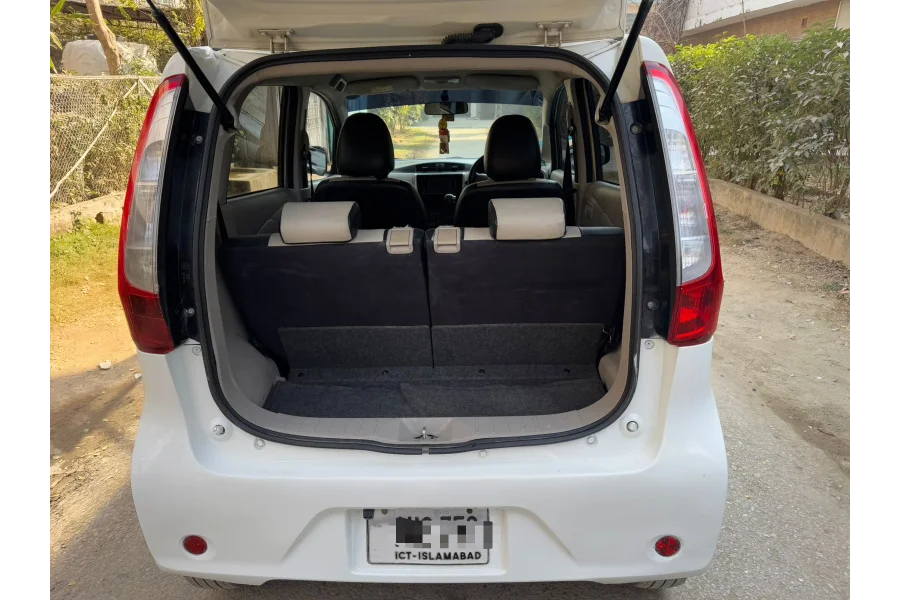 مٹسوبشی ایک ویگن 2015