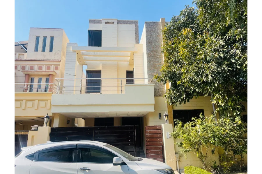 عثمان بلاک میں 8 مرلہ مکان برائے فروخت