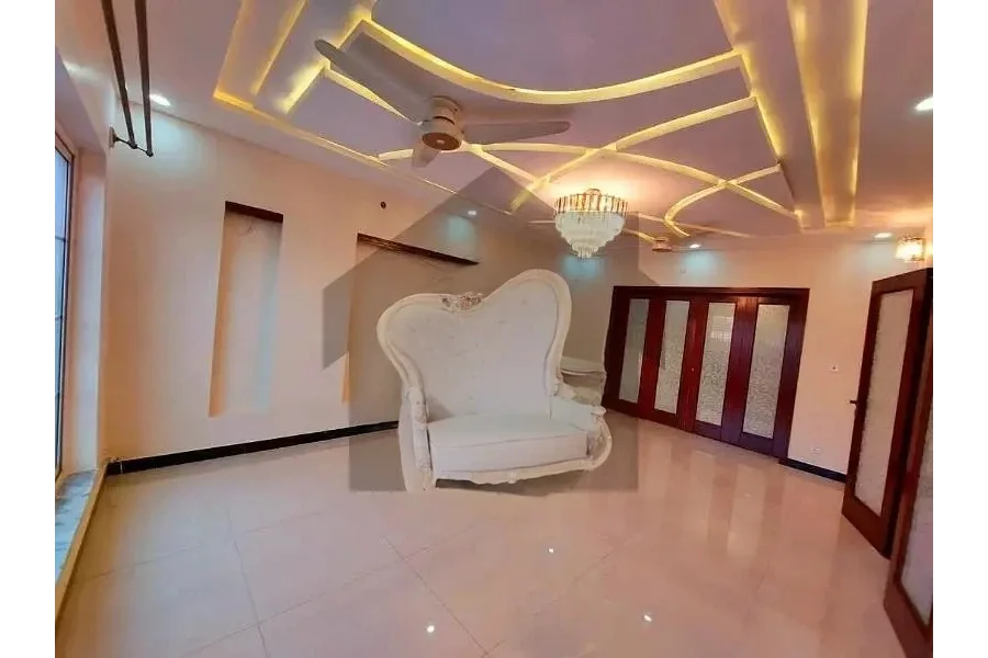 اچھی حالت میں 7 بیڈروم کا ٹرپل یونٹ مکان ڈی ایچ اے 1 میں برائے فروخت