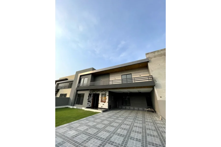 18 مرلہ خوبصورت ڈبل سٹوری لگژری گھر برائے فروخت