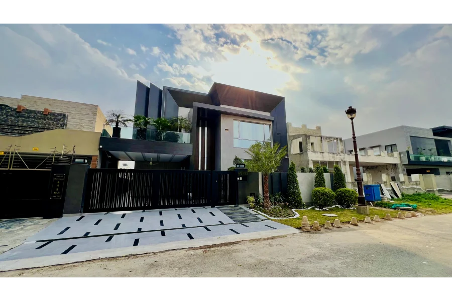 بالکل نیا ایک کنال مکان برائے فروخت